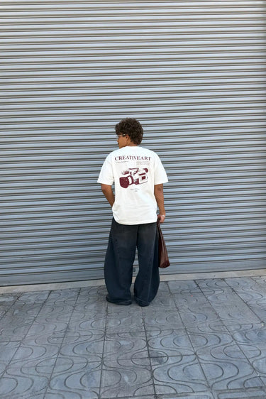 Camiseta Creative Art — modelo vestindo a camiseta, look completo streetwear