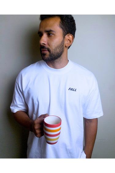 Outfit streetwear minimalista masculino camiseta Fall Logo Basic combinando com qualquer estilo