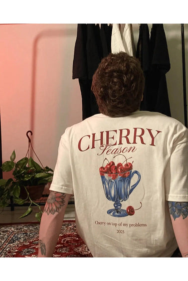 Modelo vestindo camiseta clara off-white Cherry Season caimento oversized largo e moderno