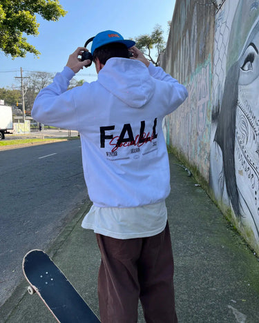 Moletom Canguru "Fall Social Club" — modelo vestindo o moletom canguru, look completo