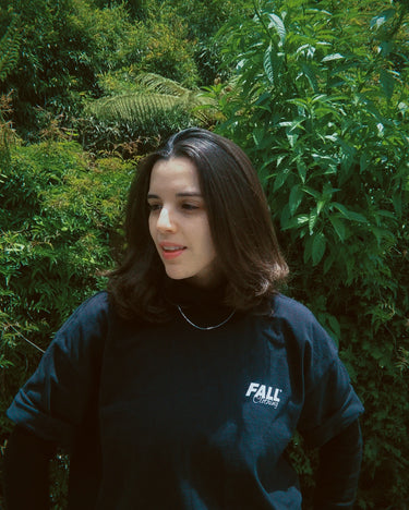 Modelo vestindo camiseta larga Living Slow caimento solto oversized vibe relaxada