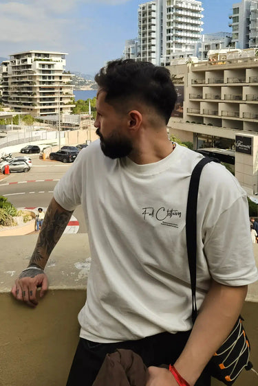 Camiseta Flower — modelo vestindo a camiseta, look completo streetwear