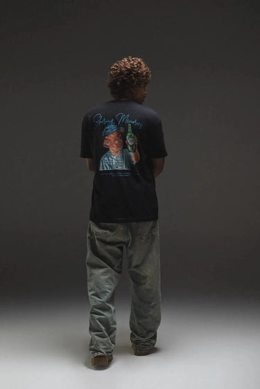 Camiseta Sharing Memories — modelo com look streetwear urbano Fall Clothing