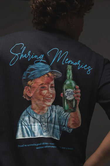 Camiseta Sharing Memories Fall — modelo pose lateral, camiseta estampada caimento oversized