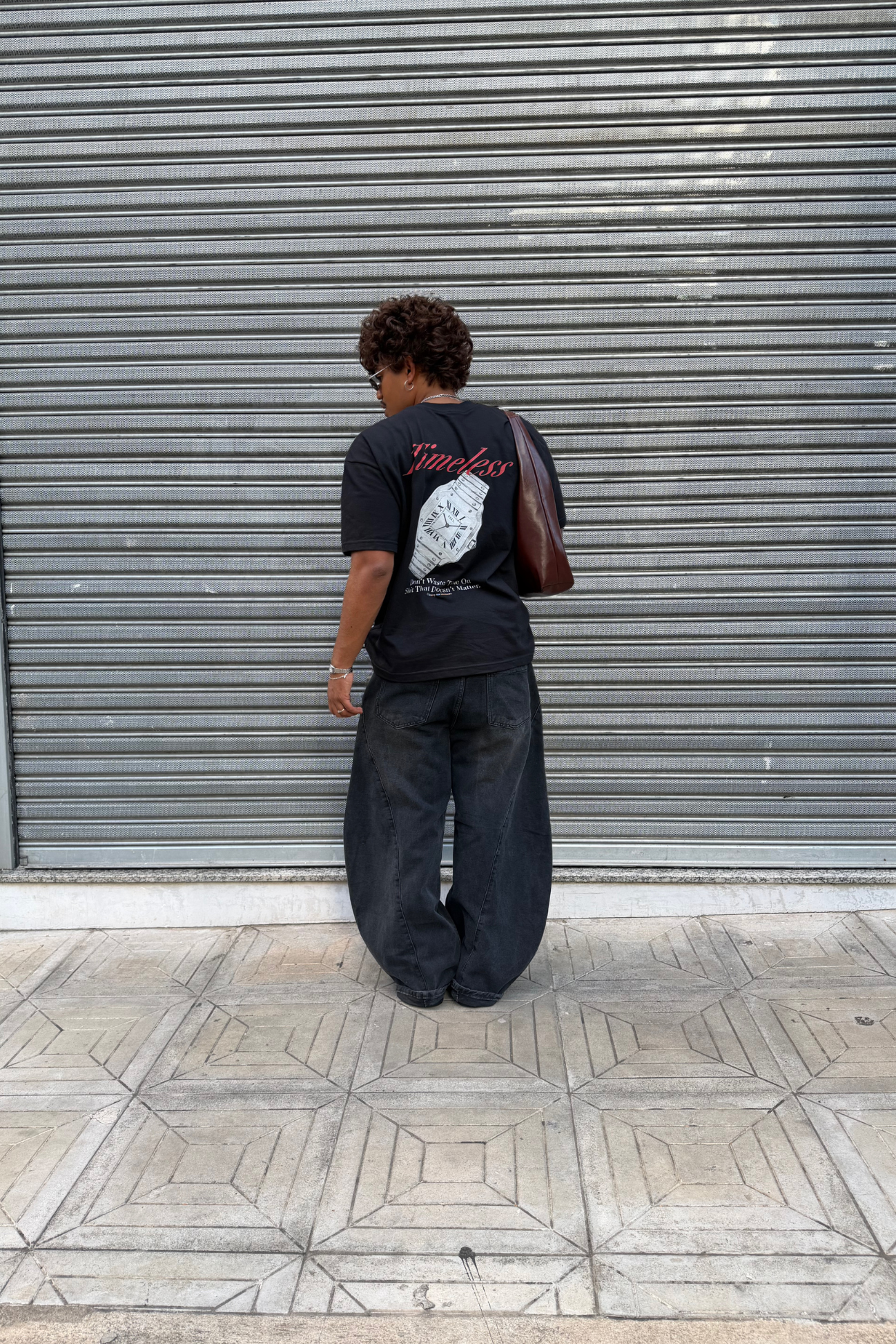 Camiseta Watch — close na estampa exclusiva e detalhe da arte