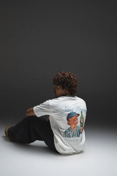 Camiseta estampada Sharing Memories — close na arte exclusiva e detalhe da estampa
