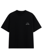 Close na tipografia bold vermelha SOCIAL Animal e texto manifesto NOT VIRTUAL na base da camiseta