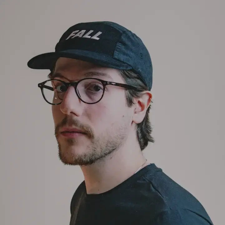 Homem usando bone preto com logo fall