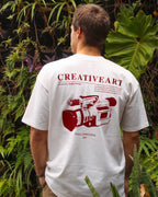 Costas da camiseta oversized off-white estampa câmera vintage caimento fluido e moderno