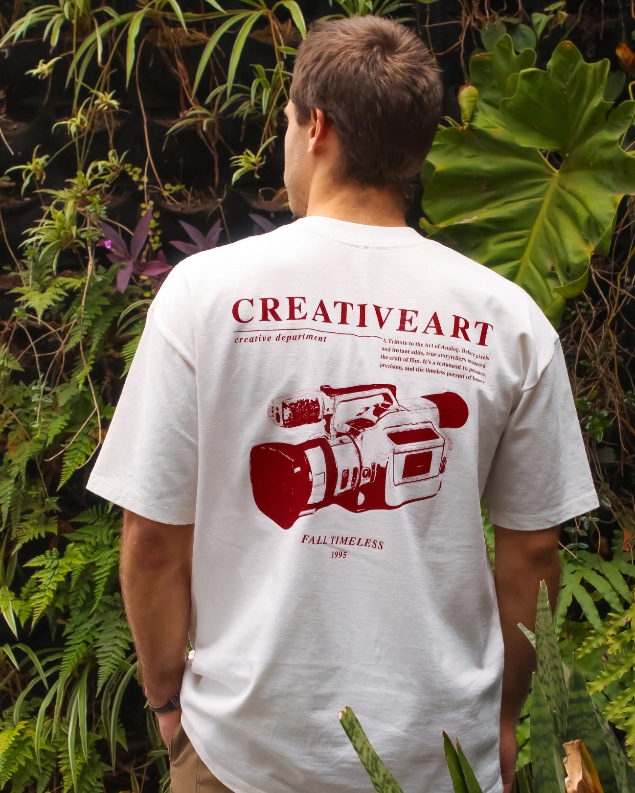 Costas da camiseta oversized off-white estampa câmera vintage caimento fluido e moderno