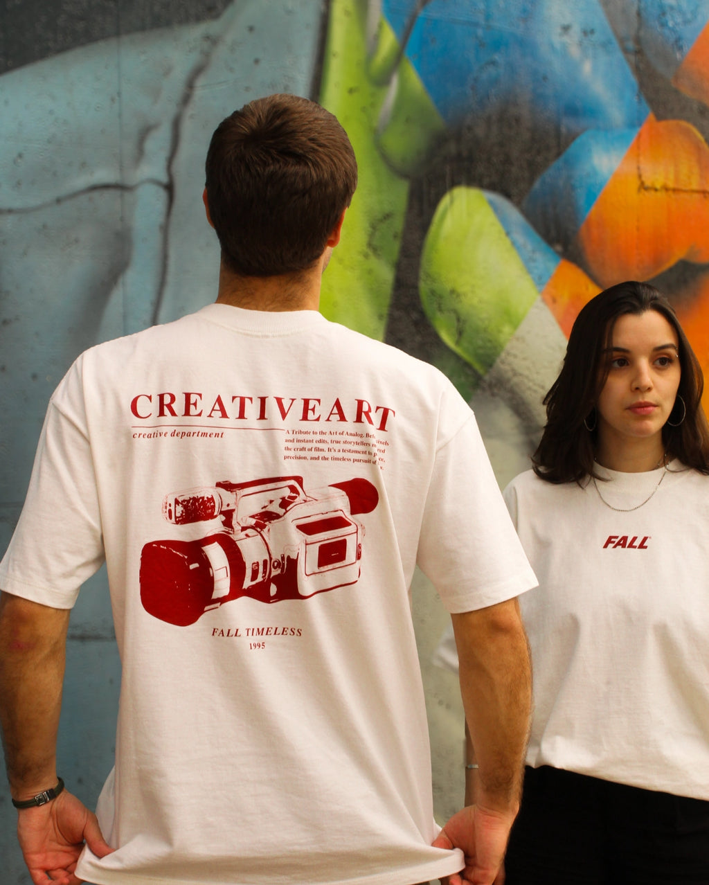 Visual urbano criativo modelo usando camiseta larga com arte gráfica tendência streetwear Brasil