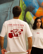Visual urbano criativo modelo usando camiseta larga com arte gráfica tendência streetwear Brasil