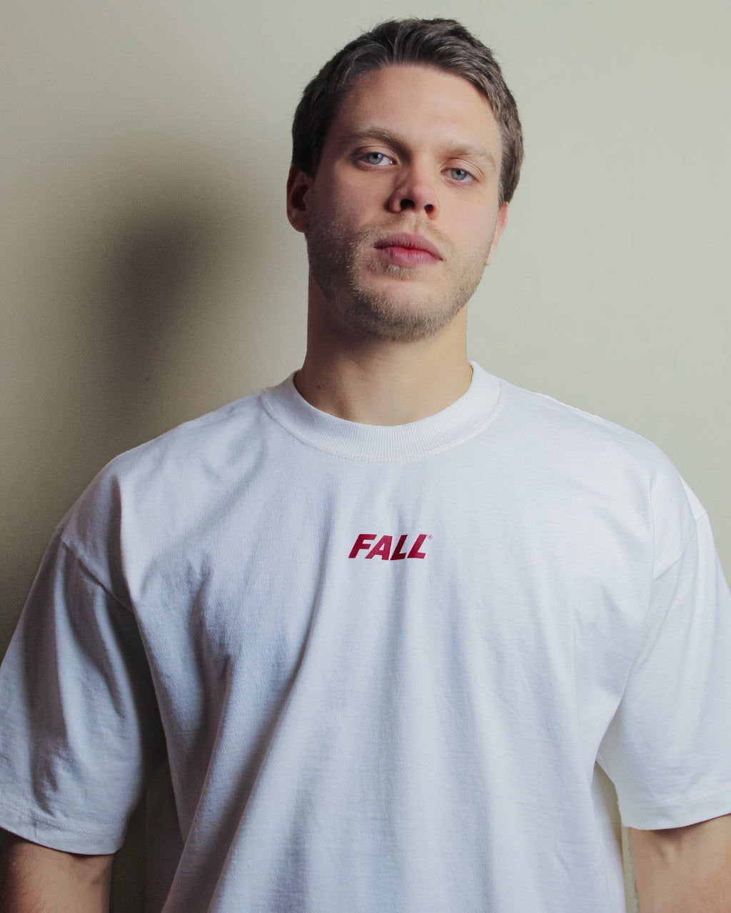 Homem vestindo camiseta estampada larga Creative Art caimento oversized estilo street fashion