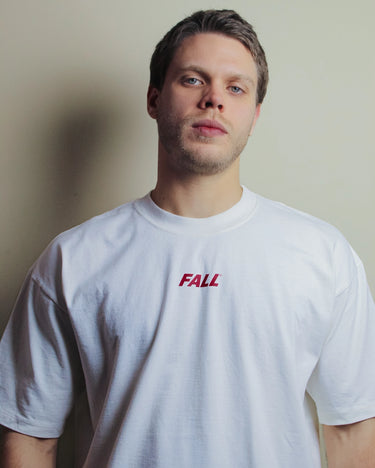 Homem vestindo camiseta estampada larga Creative Art caimento oversized estilo street fashion