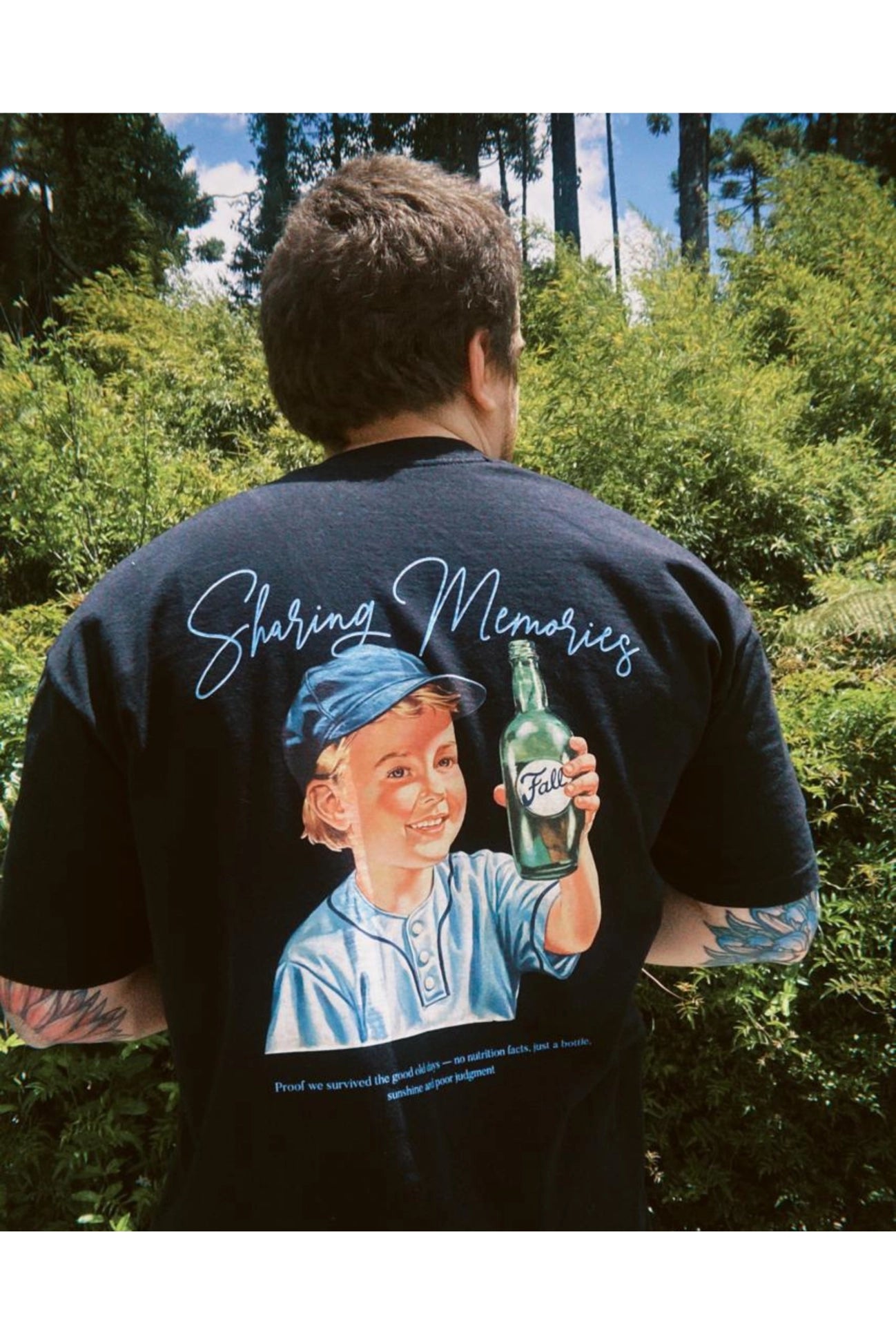 modelo vestindo Camiseta preta estampada masculina visual streetwear moderno alta qualidade Fall Clothing