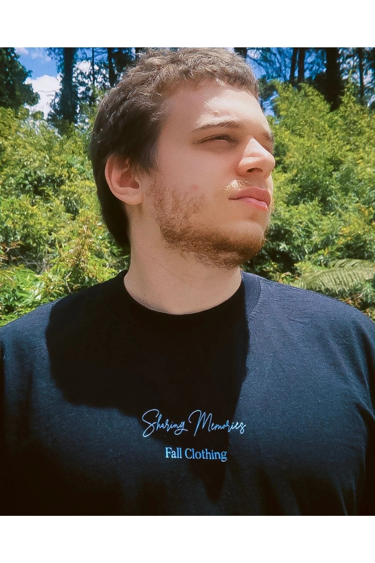  modelo vestindo camiseta preta Detalhe gola canelada 3cm grossa camiseta heavyweight algodão gramatura 240g