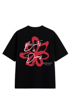 Camiseta Oversized Flower preta masculina com estampa grande de flor vermelha pintura manual e frase Beauty in Decay