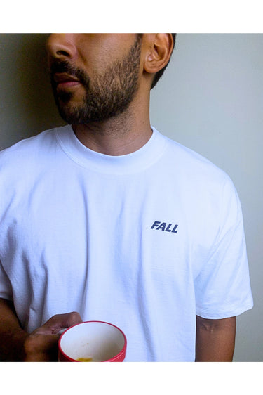 Detalhe estampa minimalista logo FALL em itálico e negrito cor preta sobre tecido creme