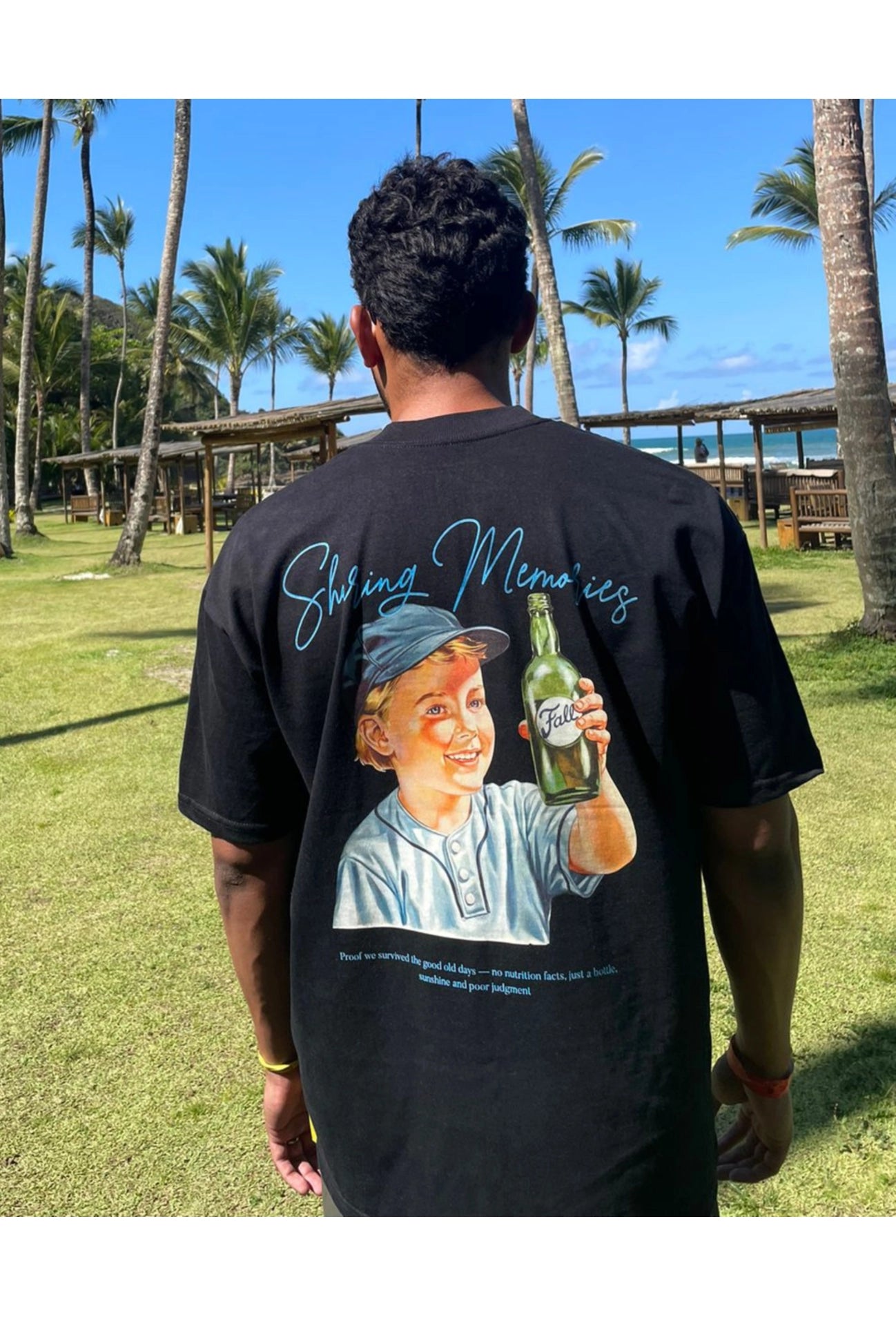 Modelo vestindo camiseta preta modelagem oversized caimento largo manga 3/4