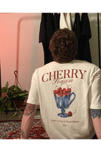 Modelo vestindo camiseta clara off-white Cherry Season caimento oversized largo e moderno