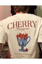 Estampa costas vintage ilustração taça de cristal azul com cerejas vermelhas e frase Cherry Season tipografia serifada