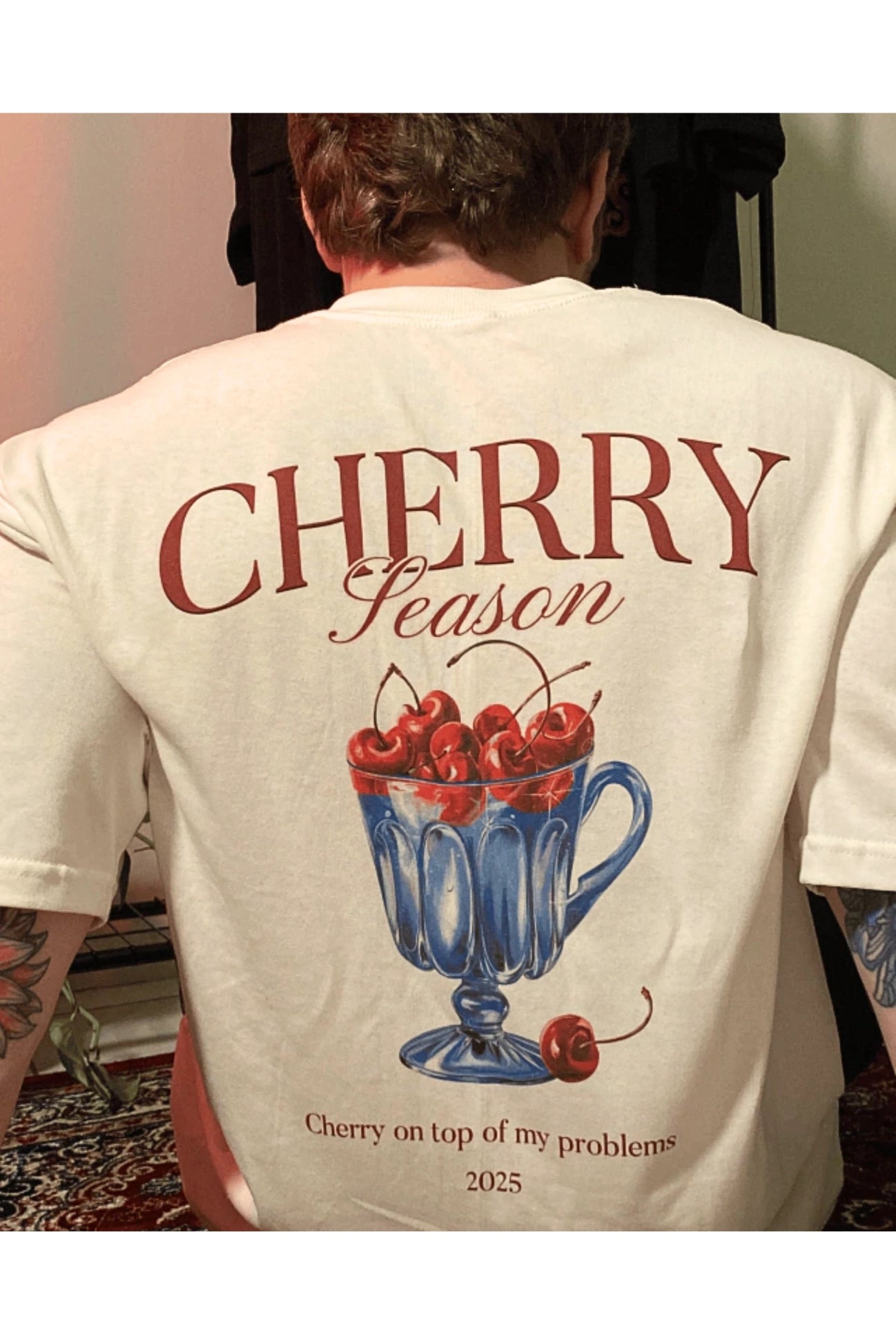 Estampa costas vintage ilustração taça de cristal azul com cerejas vermelhas e frase Cherry Season tipografia serifada