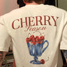 Estampa costas vintage ilustração taça de cristal azul com cerejas vermelhas e frase Cherry Season tipografia serifada