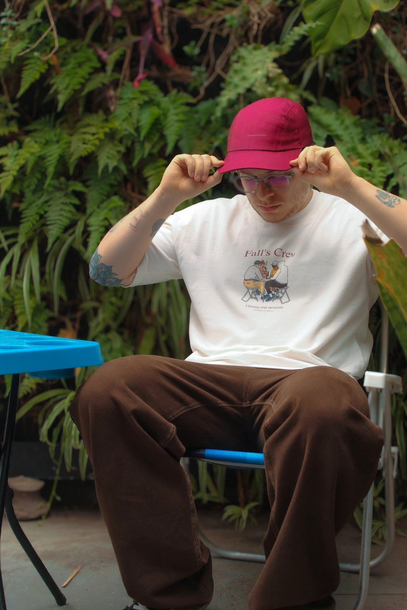 Moda urbana brasileira homem vestindo camiseta larga Fall Crew estilo hype beast