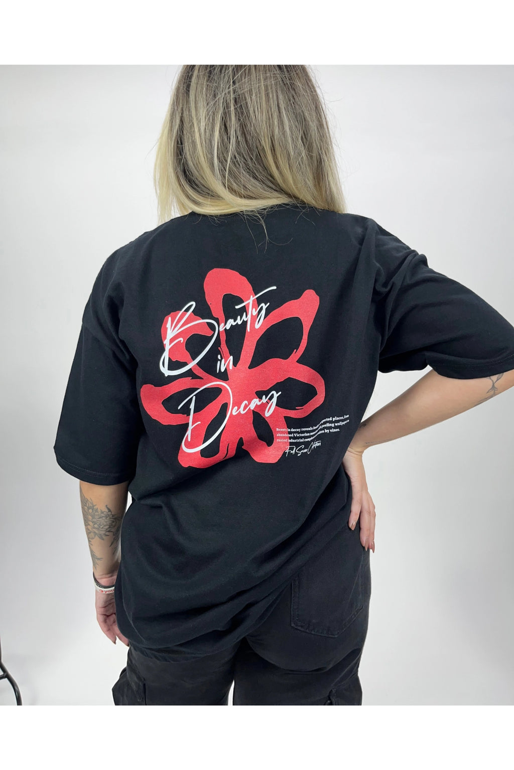 Costas camiseta Flower com estampa grande de flor vermelha pintura manual e frase Beauty in Decay 