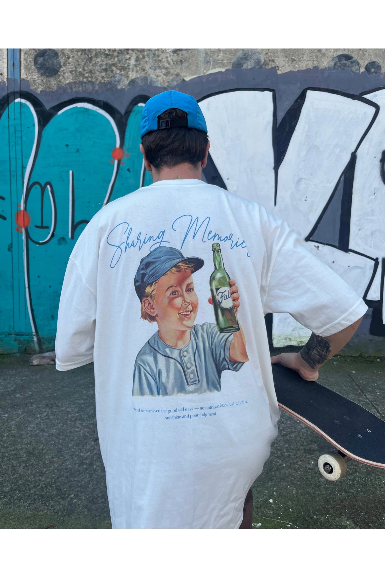 Modelo vestindo camiseta branca modelagem oversized caimento largo manga 3/4 estilo urbano