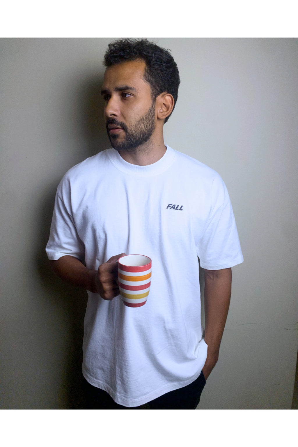 Homem vestindo camiseta Fall Logo Basic caimento largo oversized estilo clean aesthetic