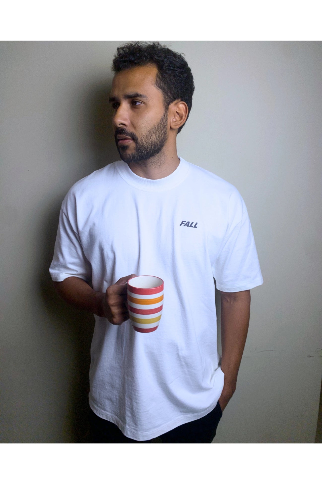 Homem vestindo camiseta Fall Logo Basic caimento largo oversized estilo clean aesthetic