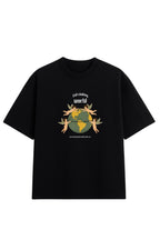 Camiseta Oversized Angels preta masculina estampa frontal com quatro anjos segurando o globo terrestre