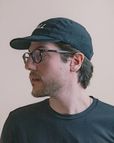 MODELO MASC OLHANDO P LADO USANDO FIVE PANEL