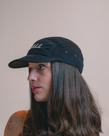 MODELO FEMININO OLHANDO PARA LADO COM O FIVE PANEL
