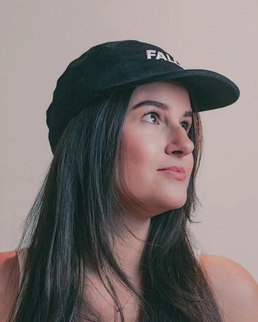 MODELO FEMININO OLHANDO PARA LADO COM O FIVE PANEL 2