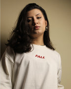 Visual urbano criativo modelo usando camiseta larga com arte gráfica tendência streetwear Brasil