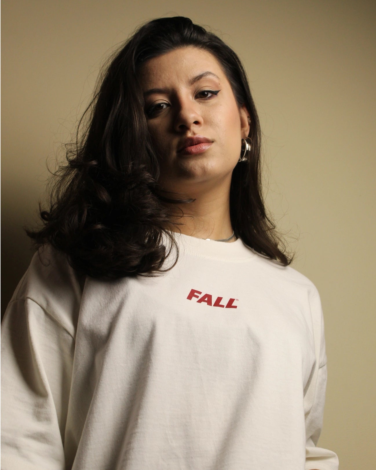 Visual urbano criativo modelo usando camiseta larga com arte gráfica tendência streetwear Brasil