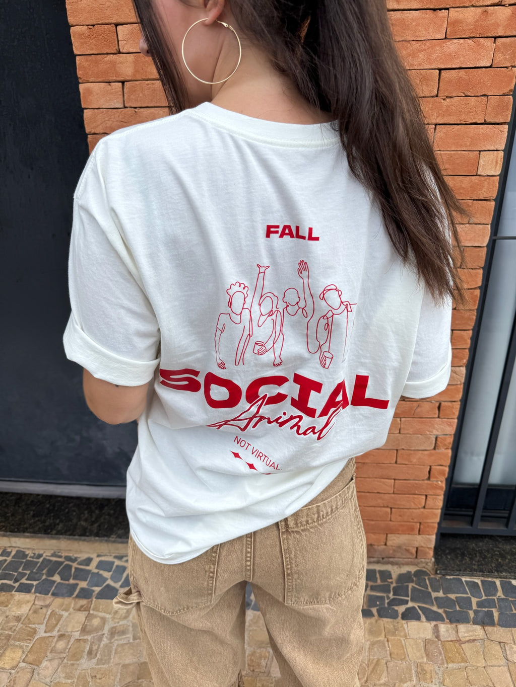 Detalhe ilustração traço contínuo de pessoas brindando e celebrando em estampa vermelha vibrante