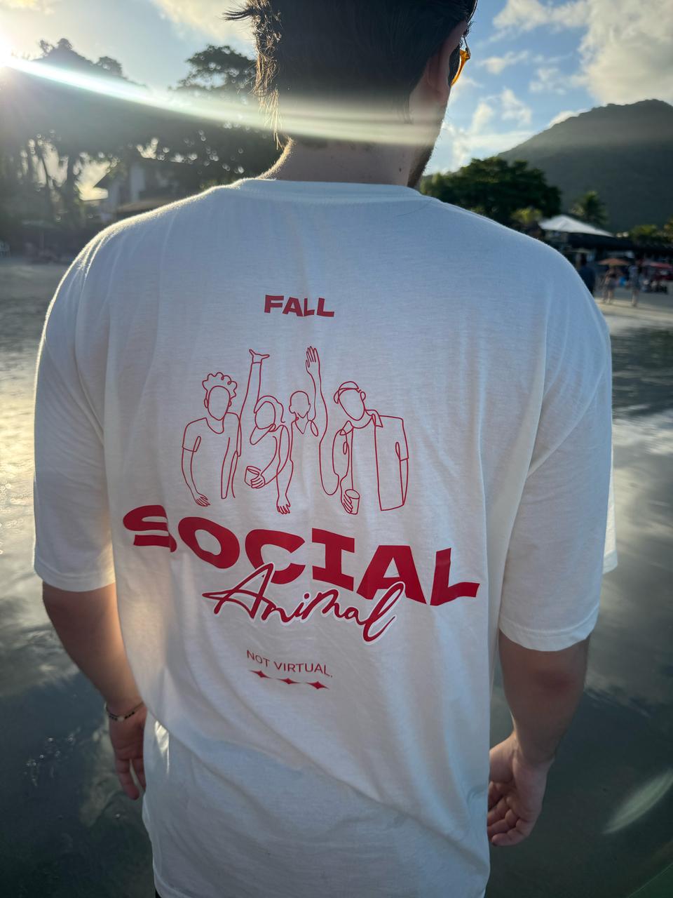 Modelo vestindo camiseta clara Social Animal caimento largo oversized estilo streetwear moderno