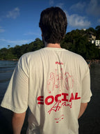 Estampa costas na cor vermelha com ilustração line art de grupo de amigos, frase Social Animal e Not Virtual