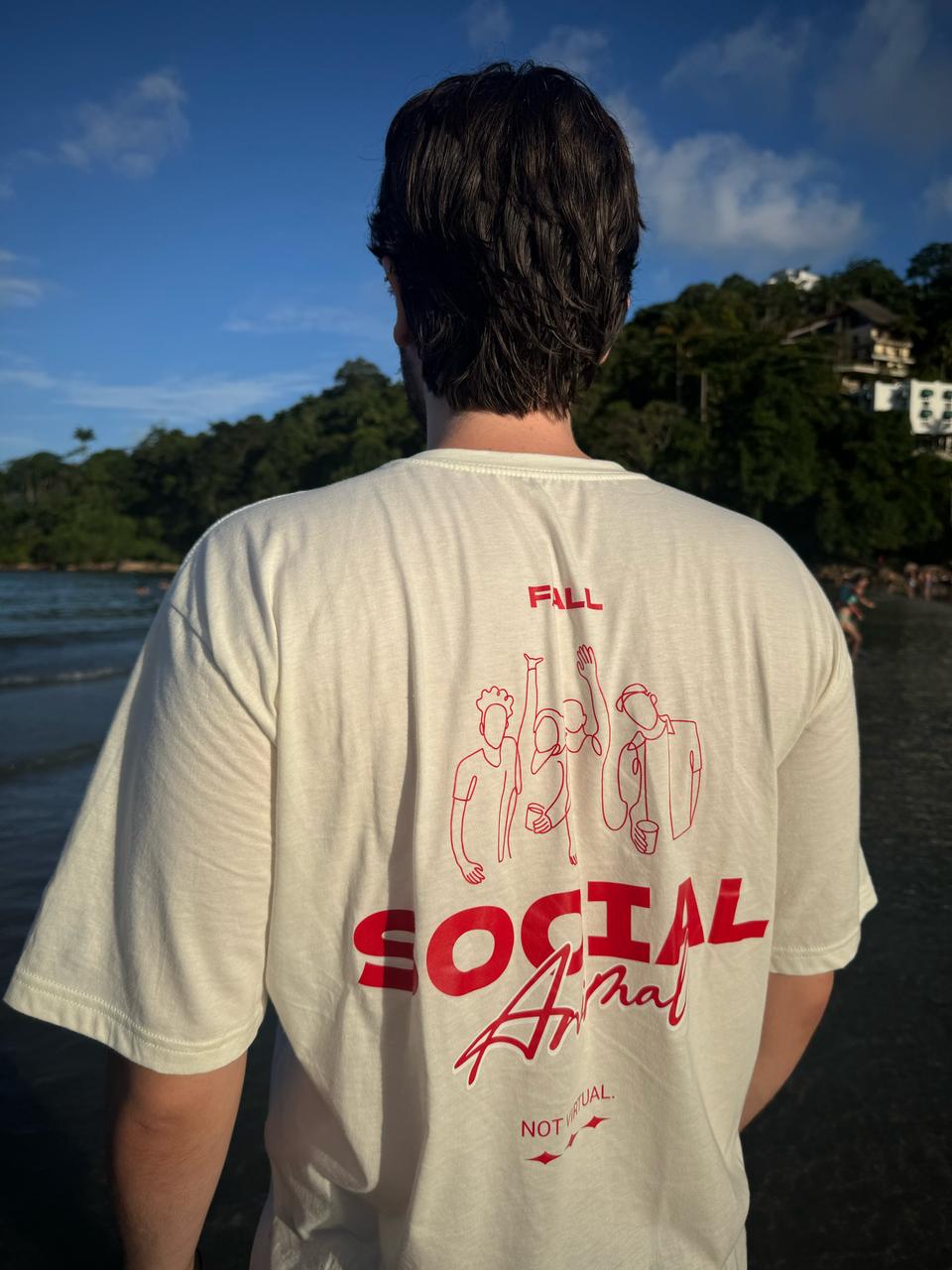 Estampa costas na cor vermelha com ilustração line art de grupo de amigos, frase Social Animal e Not Virtual