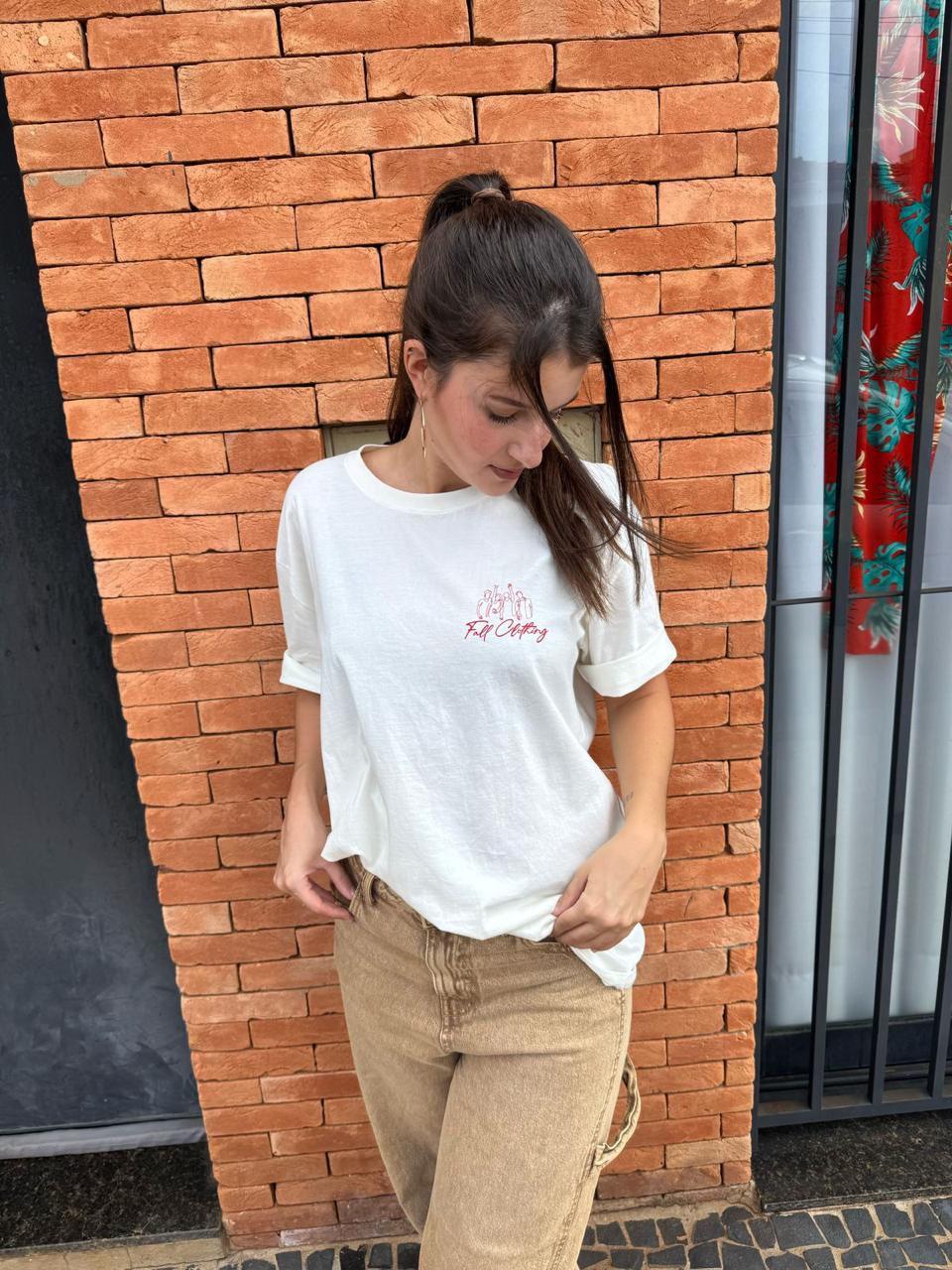 Gola careca reforçada em camiseta cor creme (off-white) com tecido de algodão gramatura alta (heavyweight)