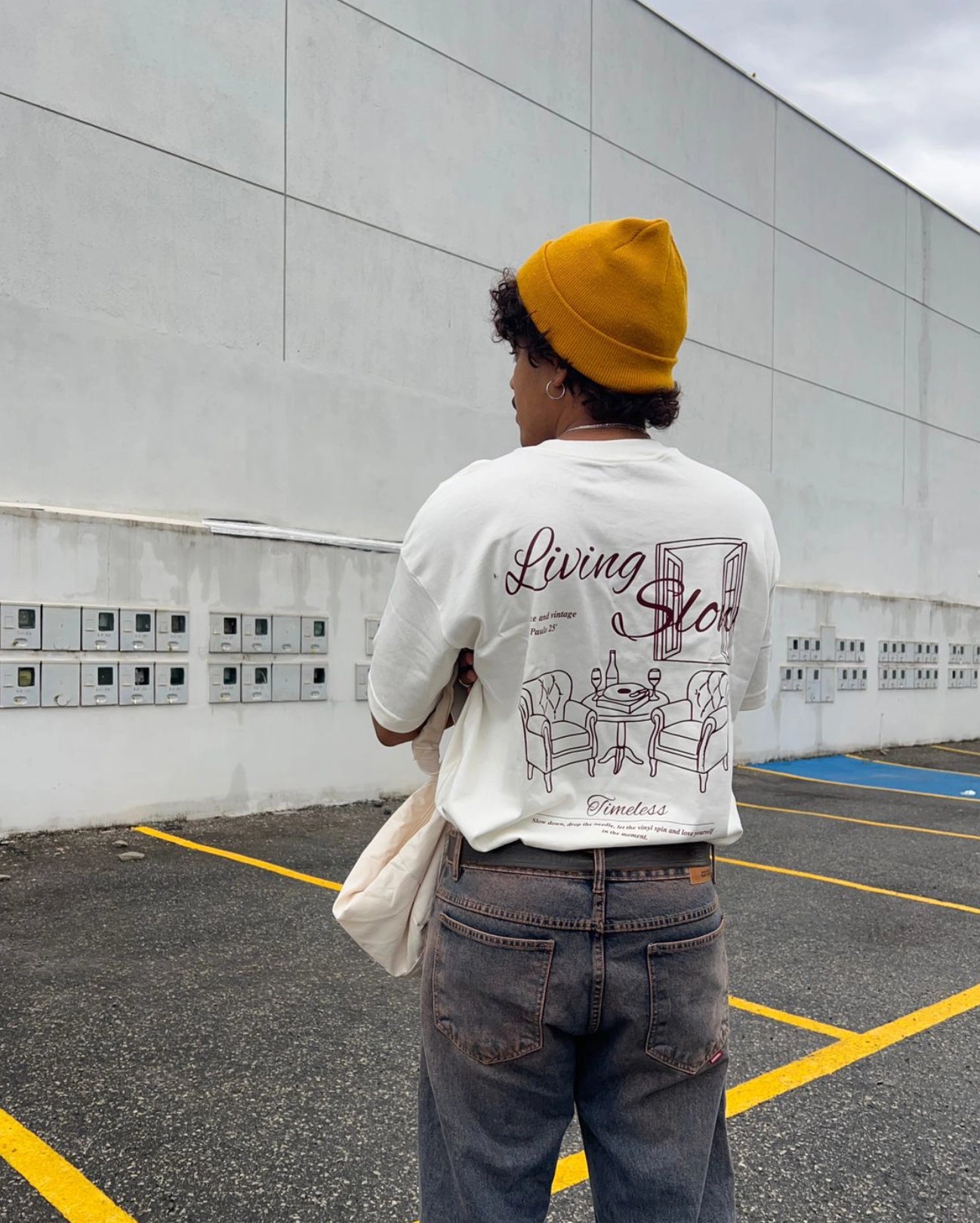 Visual costas camiseta off white lisa ou estampada modelagem ampla ombros caídos