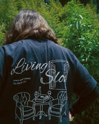 Estampa tipografia Living Slow nas costas fonte moderna design clean camiseta urbana