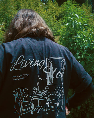 Estampa tipografia Living Slow nas costas fonte moderna design clean camiseta urbana