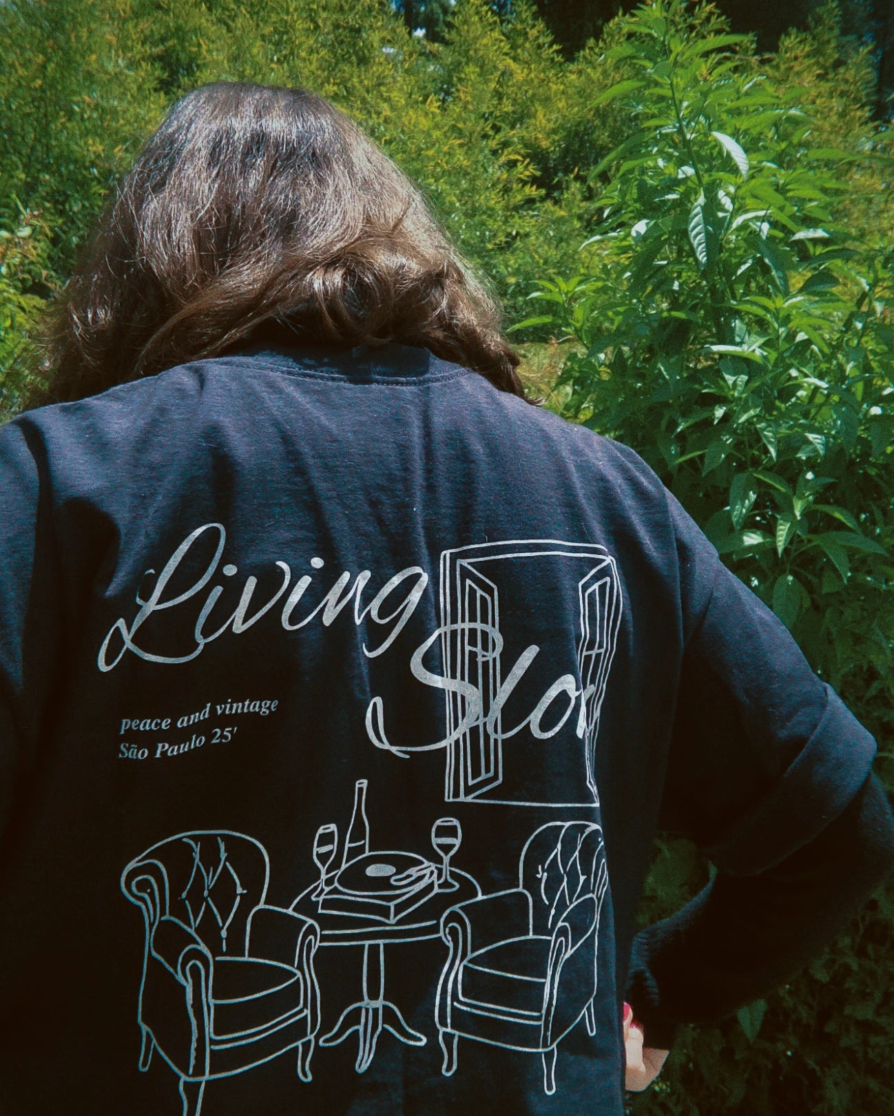 Estampa tipografia Living Slow nas costas fonte moderna design clean camiseta urbana