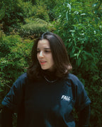 Modelo vestindo camiseta larga Living Slow caimento solto oversized vibe relaxada