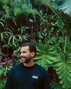 Estilo casual confortável homem usando camiseta oversized Living Slow em ambiente urbano