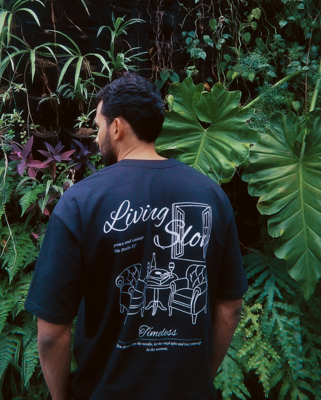 Modelo vestindo camiseta larga Living Slow caimento solto oversized vibe relaxada